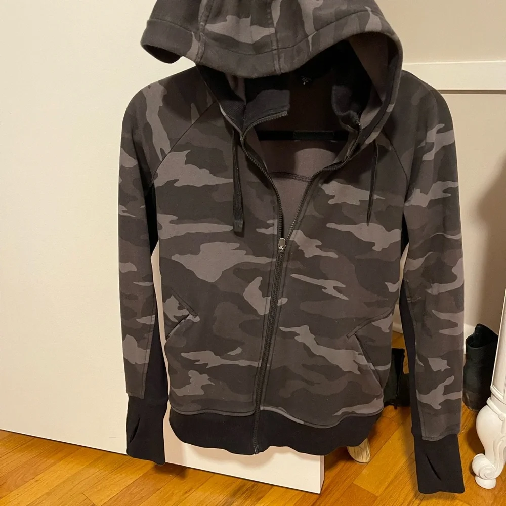 EUC Athleta Triumph Printed Hoodie - SIZE SMALL - Picture 8 of 9